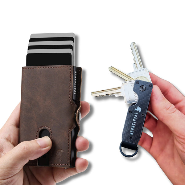 SPARTANHUB Slim Wallet in brauner Lederoptik kombiniert mit Carbon-Schlüssel Organizer – stilvolles EDC-Set für den Alltag.