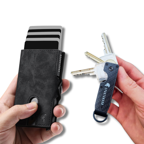 Schwarzes Slim Wallet mit Kartenfunktion kombiniert mit SPARTANHUB Carbon-Schlüssel Organizer – minimalistisches EDC-Set in elegantem Look.