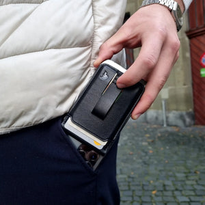 SPARTANHUB MagSafe Wallet – Leder-Kartenetui mit Magnetclip für iPhone, unterwegs genutzt