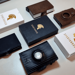 SPARTANHUB Wallets nebeneinander mit Verpackungen