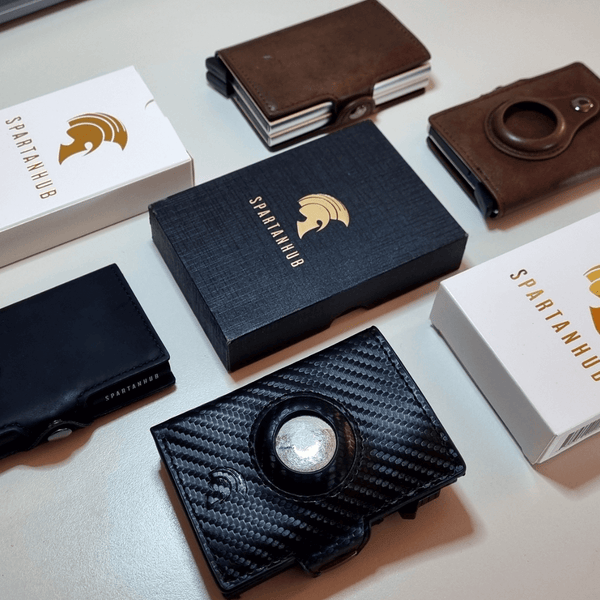SPARTANHUB Wallets nebeneinander mit Verpackungen
