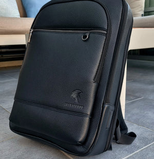 Slim Pack Rucksack von SPARTANHUB stehend vor einem Tisch – minimalistisches, elegantes Design für Beruf und Alltag.