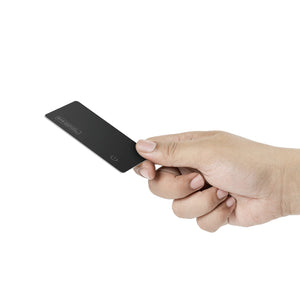 Hand hält den Card Finder von SPARTANHUB. Wallet-Tracker kompatibel mit Apple Find My
