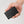 Card Finder von SPARTANHUB in der Hand. Smarter Brieftaschen-Tracker mit Apple Find My
