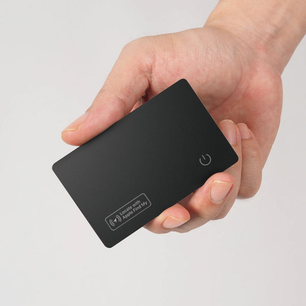 Card Finder von SPARTANHUB in der Hand. Smarter Brieftaschen-Tracker mit Apple Find My
