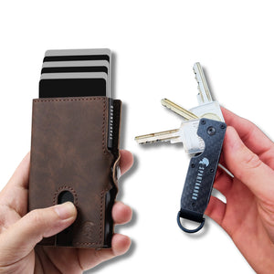 SPARTANHUB Slim Wallet in brauner Lederoptik kombiniert mit Carbon-Schlüssel Organizer – stilvolles EDC-Set für den Alltag.