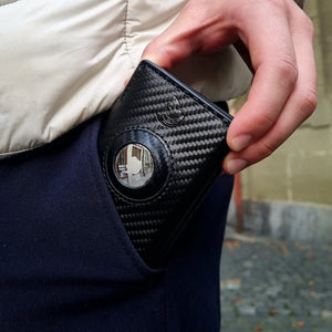 SPARTANHUB Elite Wallet – kompaktes RFID-geschütztes Portemonnaie in Carbon-Optik mit AirTag-Halterung in Hosentasche.