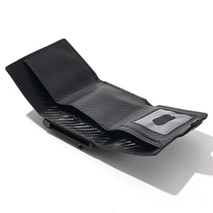 SPARTANHUB Elite Wallet – geöffnetes RFID-geschütztes Elite Wallet in Carbon-Optik mit Fächern für Karten und Bargeld.