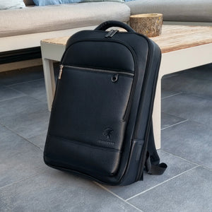 Vollansicht des Slim Pack Rucksack von SPARTANHUB stehend vor einem Tisch – minimalistisches, elegantes Design für Beruf und Alltag.