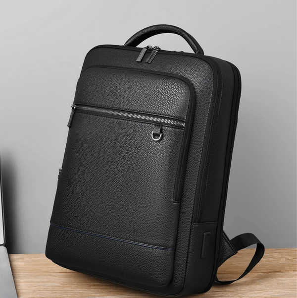 Slim Pack Rucksack von SPARTANHUB stehend auf einem Schreibtisch – minimalistisches, elegantes Design für Beruf und Alltag.