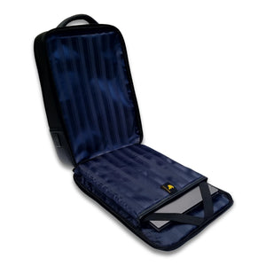 Geöffneter Slim Pack Rucksack von SPARTANHUB mit gepolstertem Laptopfach – bietet sicheren Schutz und strukturierte Innenausstattung in modernem Design.