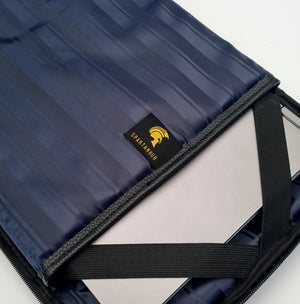 Nahaufnahme des gepolsterten Laptopfachs im Slim Pack Rucksack von SPARTANHUB mit elastischem Halteband für sicheren Transport.