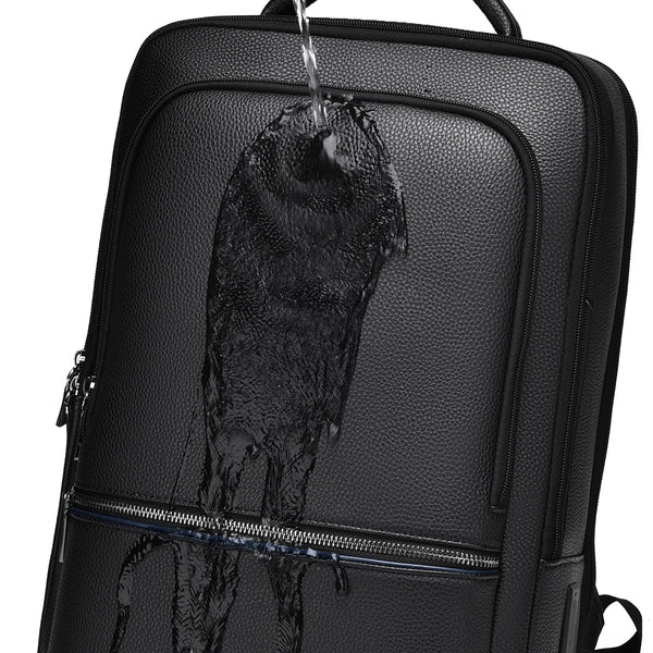 Wasserabweisender Slim Pack Rucksack von SPARTANHUB – Nahaufnahme mit Wasserstrahl auf der Vorderseite zum Nachweis der Schutzfunktion.