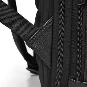 Detailansicht des Slim Pack Rucksacks von SPARTANHUB – hochwertige Verarbeitung mit verstärkter Gurtbefestigung und robustem Reissverschluss.