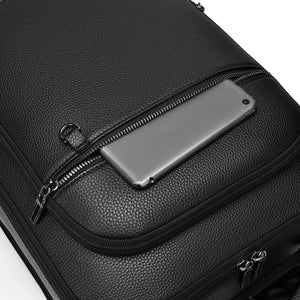 Vorderseite des Slim Pack Rucksacks von SPARTANHUB mit halbgeöffneter Reissverschlusstasche und iPad – ideal für schnellen Zugriff unterwegs.