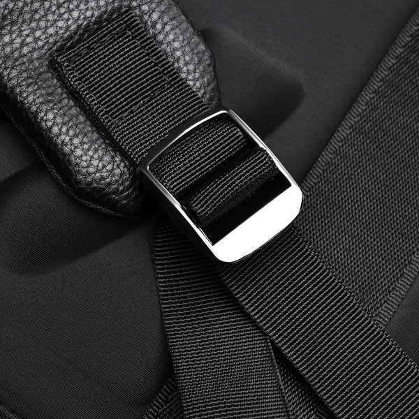 Detailaufnahme der Gurtverstellung am Slim Pack Rucksack von SPARTANHUB mit stabilem Metallclip und verstärkter Nahtführung.