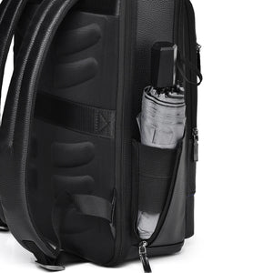 Detailansicht des Slim Pack Rucksacks von SPARTANHUB mit gepolsterter Rückseite und seitlichem Fach für Regenschirm oder Trinkflasche.