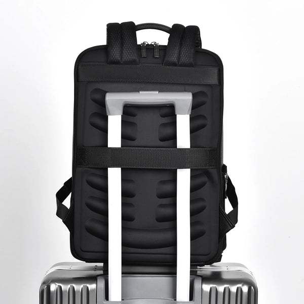 Slim Pack Rucksack von SPARTANHUB mit Trolley-Gurt auf einem Rollkoffer befestigt – ideal für Reisen und Business-Trips.