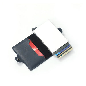 SPARTANHUB Smart Wallet – geöffnetes RFID-geschütztes Portemonnaie mit Karten-Pop-up, Fächern für Belege und Bargeld.