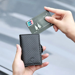SPARTANHUB Tracker Wallet – RFID-geschütztes Slim Wallet in Carbon-Optik, kompakt und stilvoll, mit Karte in der Hand.