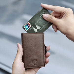 SPARTANHUB Tracker Wallet – RFID-geschütztes Slim Wallet in coffee-Optik, kompakt und stilvoll, mit Karte in der Hand.