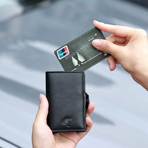 SPARTANHUB Tracker Wallet – RFID-geschütztes Slim Wallet in schwarzer-Optik, kompakt und stilvoll, mit Karte in der Hand.