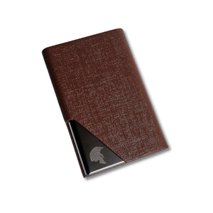 Detailansicht des braunen SPARTANHUB Visitenkarten Cases mit strukturierter Oberfläche und Metallakzent im minimalistischen Design.