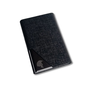 Schwarzes SPARTANHUB Visitenkarten Case mit dezenter Struktur und Metallakzent – minimalistisches EDC-Accessoire für Männer.