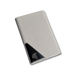 Weisses SPARTANHUB Visitenkartenetui mit strukturierter Oberfläche und mattem Metallakzent – minimalistisches Design für Business-Profis.