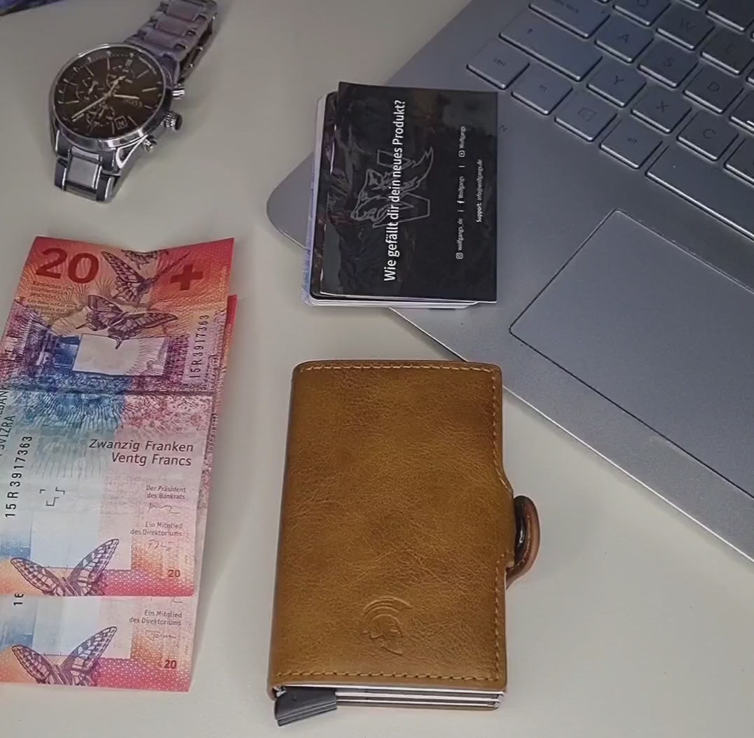SPARTANHUB Smart Wallet – RFID-geschütztes Kartenportemonnaie mit Pop-up-Kartenfunktion, Münzfach und elegantem Design in Aktion.