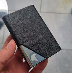 Schwarzes Visitenkartenetui mit Metallrahmen im Alltagseinsatz – SPARTANHUB Case in der Hand gehalten, ideal für unterwegs.