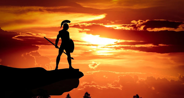 Spartaner mit Sonnenuntergang im Hintergrund