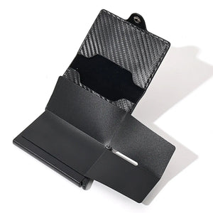 SPARTANHUB Tracker Wallet – geöffnetes RFID-geschütztes Slim Wallet in Carbon-Optik mit Fächern für Karten und Bargeld.