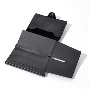 SPARTANHUB Tracker Wallet – geöffnetes RFID-geschütztes Slim Wallet in schwarzer-Optik mit Fächern für Karten und Bargeld.